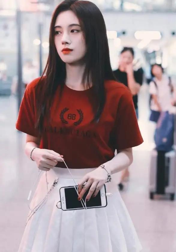 鞠婧祎为证自己腿细，在袜子上加条“姨妈带”，谁知真的显瘦2圈