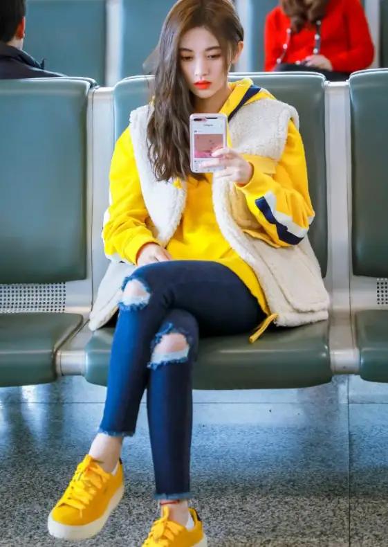 鞠婧祎为证自己腿细，在袜子上加条“姨妈带”，谁知真的显瘦2圈