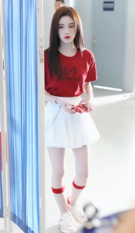 鞠婧祎为证自己腿细，在袜子上加条“姨妈带”，谁知真的显瘦2圈