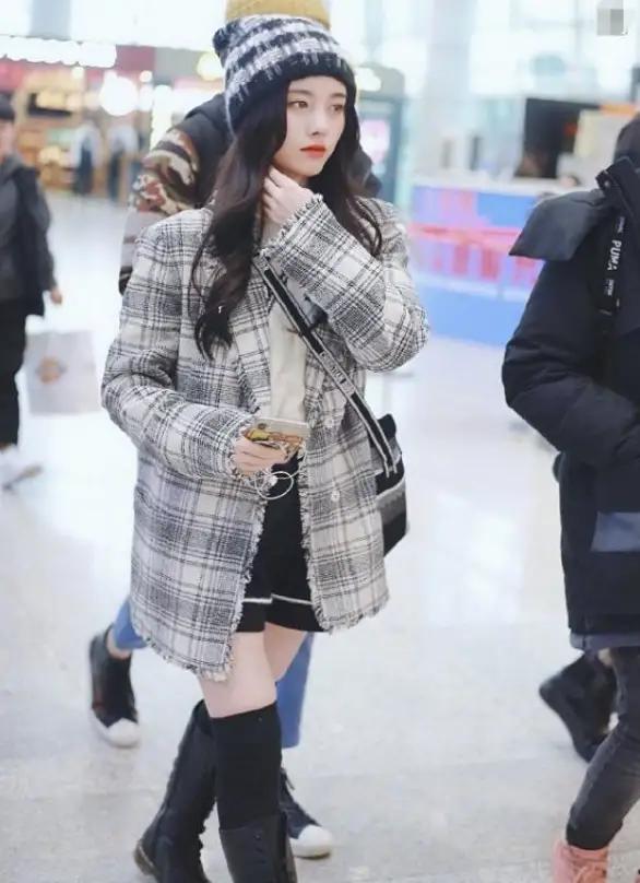 鞠婧祎为证自己腿细，在袜子上加条“姨妈带”，谁知真的显瘦2圈