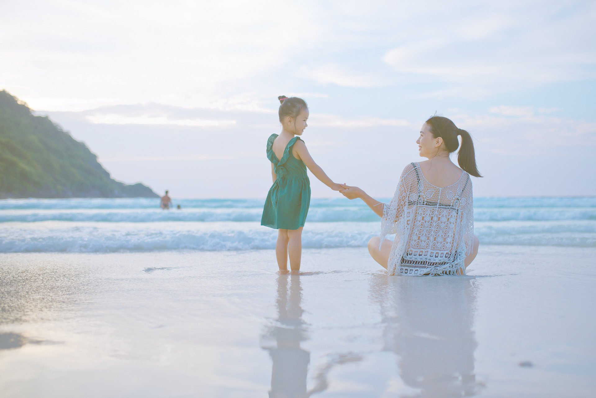 摄图网_500392300_banner_海边牵手的母子背影(企业商用).jpg
