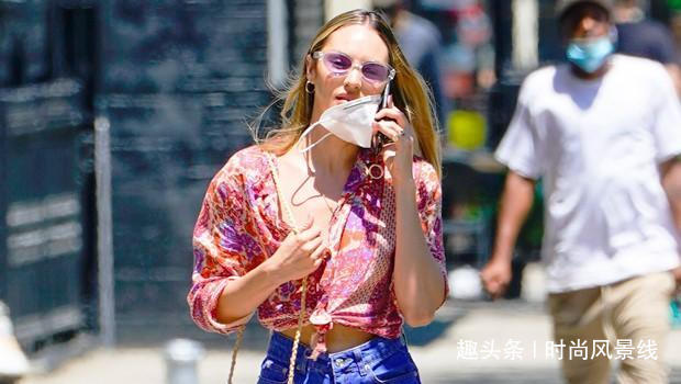 坎蒂丝·斯瓦内普尔穿着时尚的上衣和牛仔短裤，看起来十分迷人