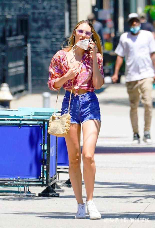 坎蒂丝·斯瓦内普尔穿着时尚的上衣和牛仔短裤，看起来十分迷人