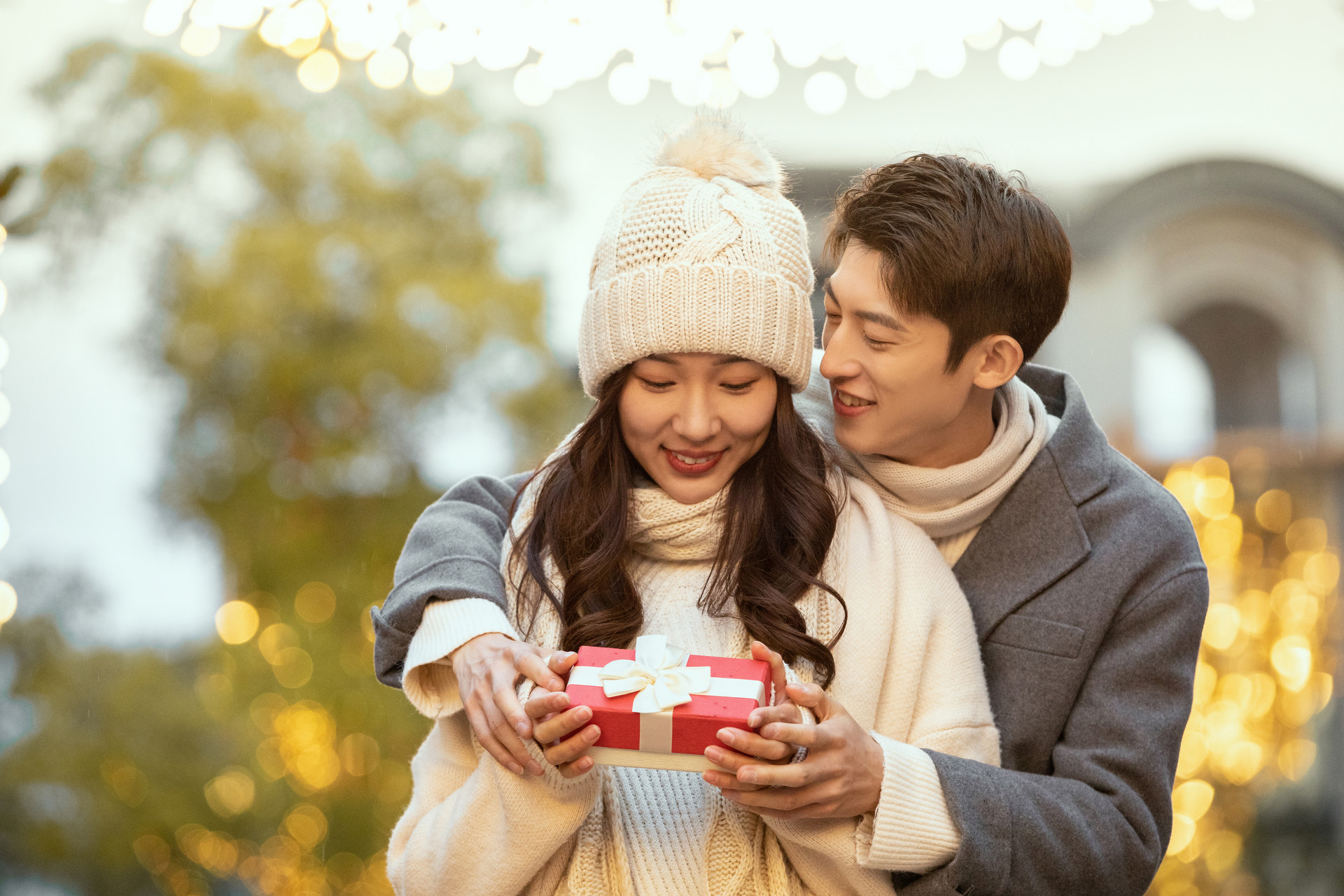 摄图网_501532184_banner_冬季情侣街头送礼物（企业商用）.jpg
