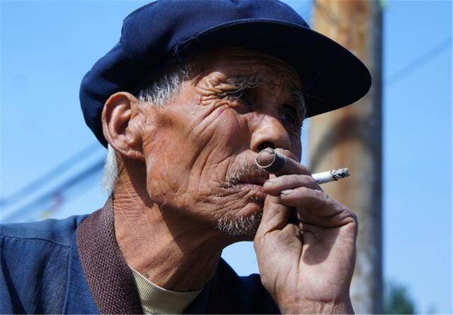 长期吸烟的人，若能做到3点，不用辛苦戒烟，或许肺脏干净点