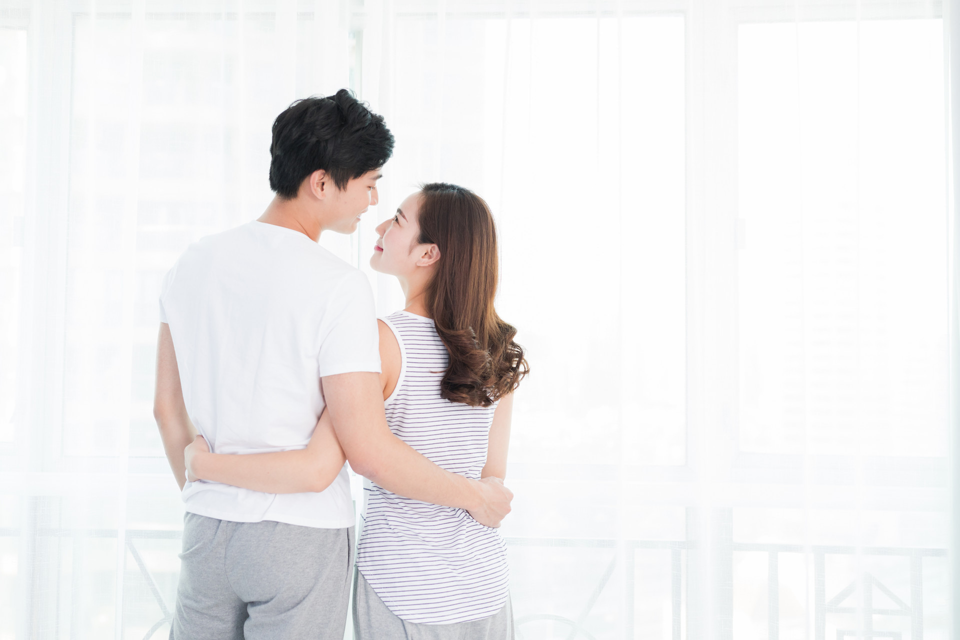 摄图网_500708325_banner_年轻情侣在窗边相拥拥抱（企业商用）.jpg