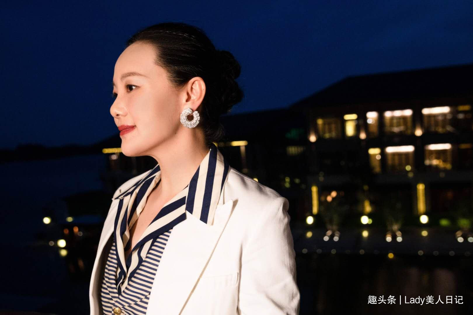 咏梅一穿白色准赢,“白色+海军蓝”艳羡众人,就服她的优雅高级