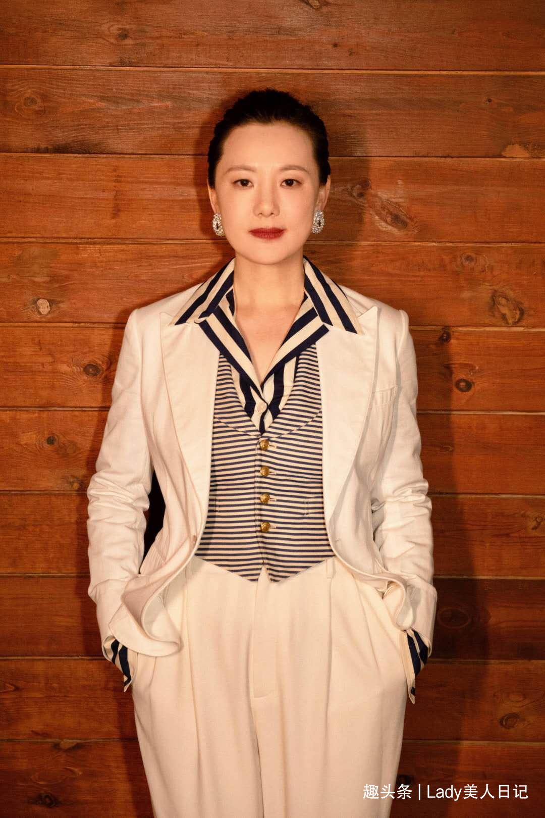 咏梅一穿白色准赢,“白色+海军蓝”艳羡众人,就服她的优雅高级