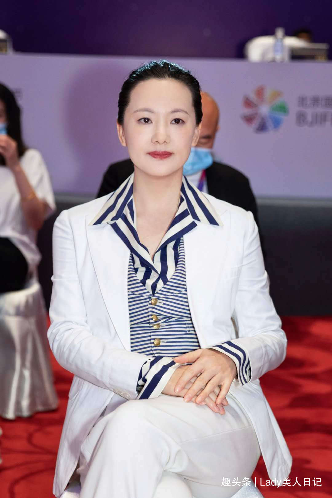 咏梅一穿白色准赢,“白色+海军蓝”艳羡众人,就服她的优雅高级