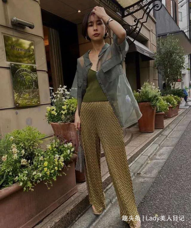 为什么日本女人都喜欢穿“透视衬衫”？夏末早秋的时髦，全靠它撑