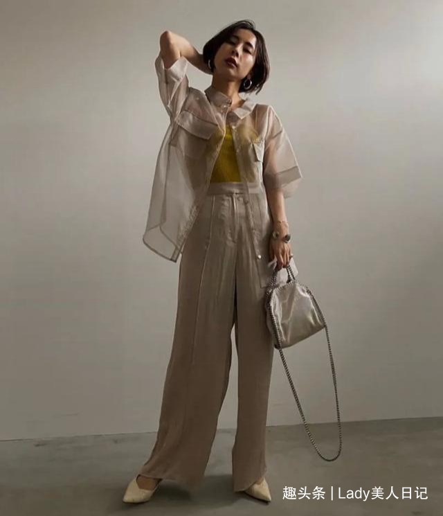 为什么日本女人都喜欢穿“透视衬衫”？夏末早秋的时髦，全靠它撑