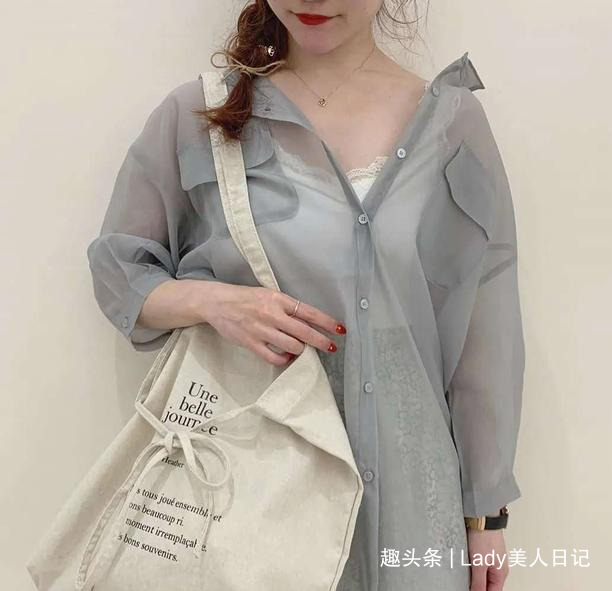 为什么日本女人都喜欢穿“透视衬衫”？夏末早秋的时髦，全靠它撑