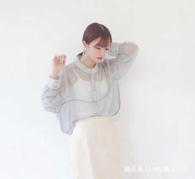 为什么日本女人都喜欢穿“透视衬衫”？夏末早秋的时髦，全靠它撑