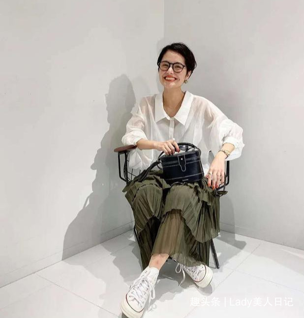 为什么日本女人都喜欢穿“透视衬衫”？夏末早秋的时髦，全靠它撑