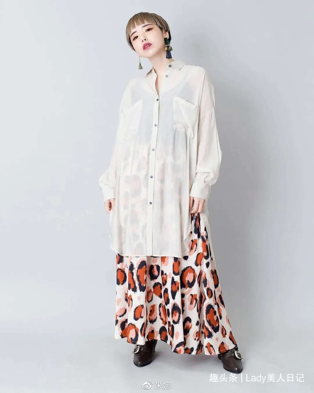 为什么日本女人都喜欢穿“透视衬衫”？夏末早秋的时髦，全靠它撑