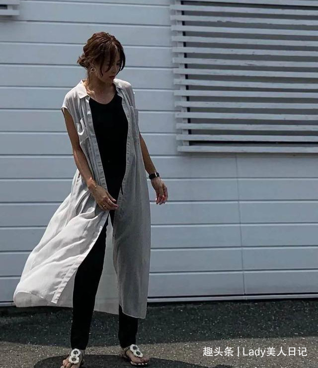 为什么日本女人都喜欢穿“透视衬衫”？夏末早秋的时髦，全靠它撑