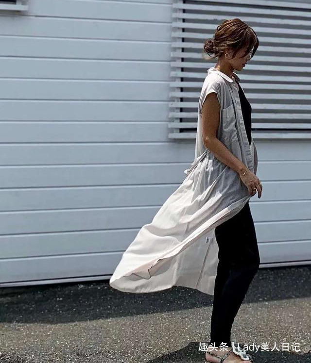 为什么日本女人都喜欢穿“透视衬衫”？夏末早秋的时髦，全靠它撑