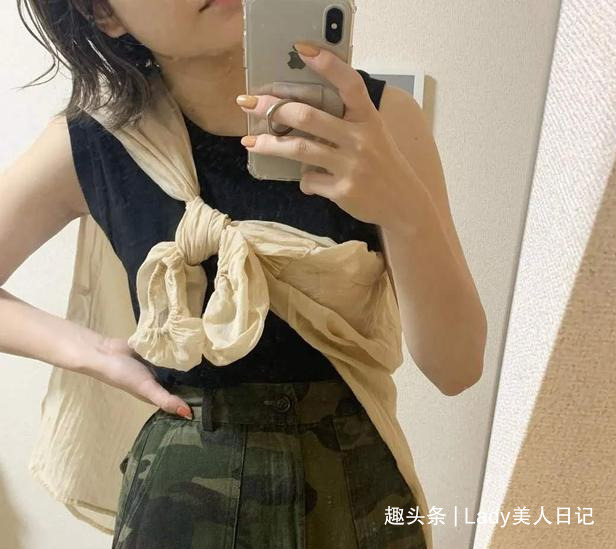 为什么日本女人都喜欢穿“透视衬衫”？夏末早秋的时髦，全靠它撑