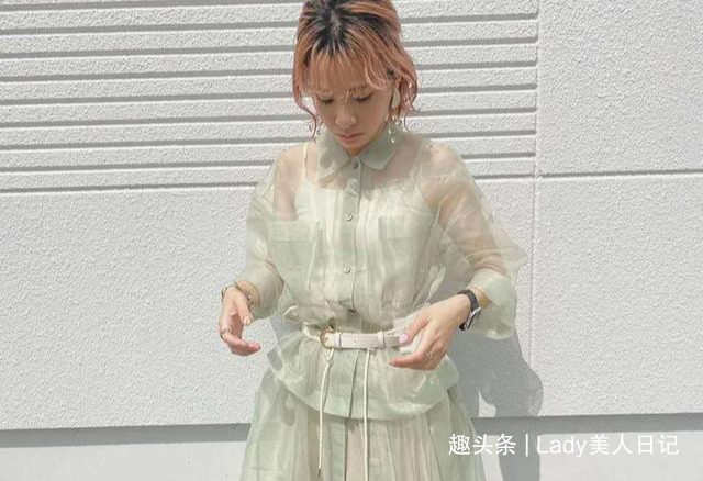 为什么日本女人都喜欢穿“透视衬衫”？夏末早秋的时髦，全靠它撑