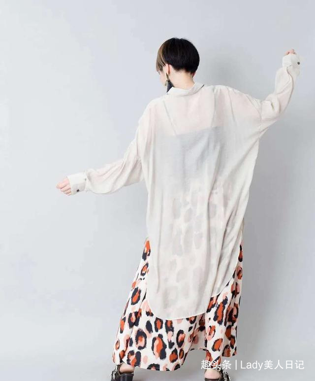 为什么日本女人都喜欢穿“透视衬衫”？夏末早秋的时髦，全靠它撑