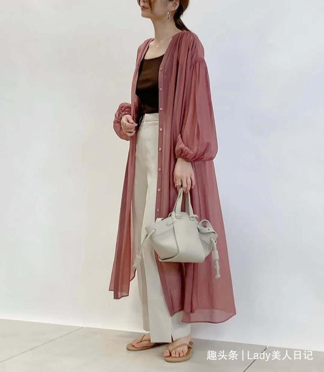 为什么日本女人都喜欢穿“透视衬衫”？夏末早秋的时髦，全靠它撑