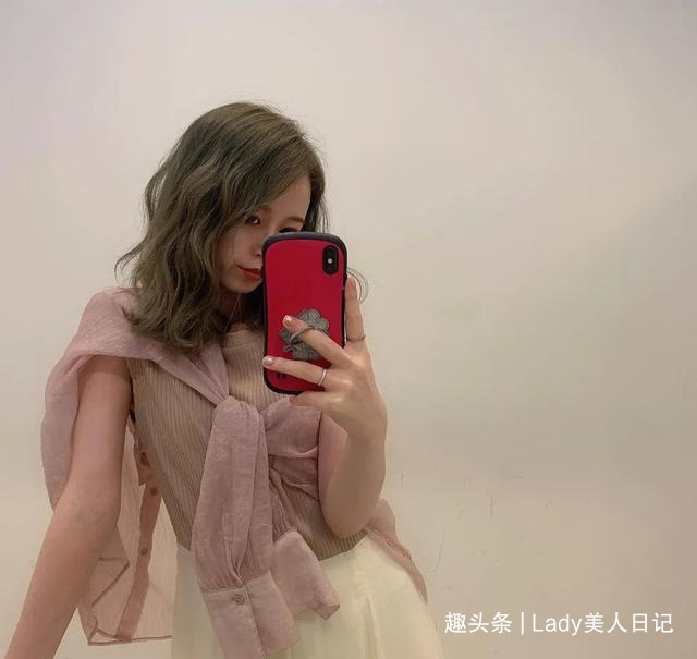 为什么日本女人都喜欢穿“透视衬衫”？夏末早秋的时髦，全靠它撑