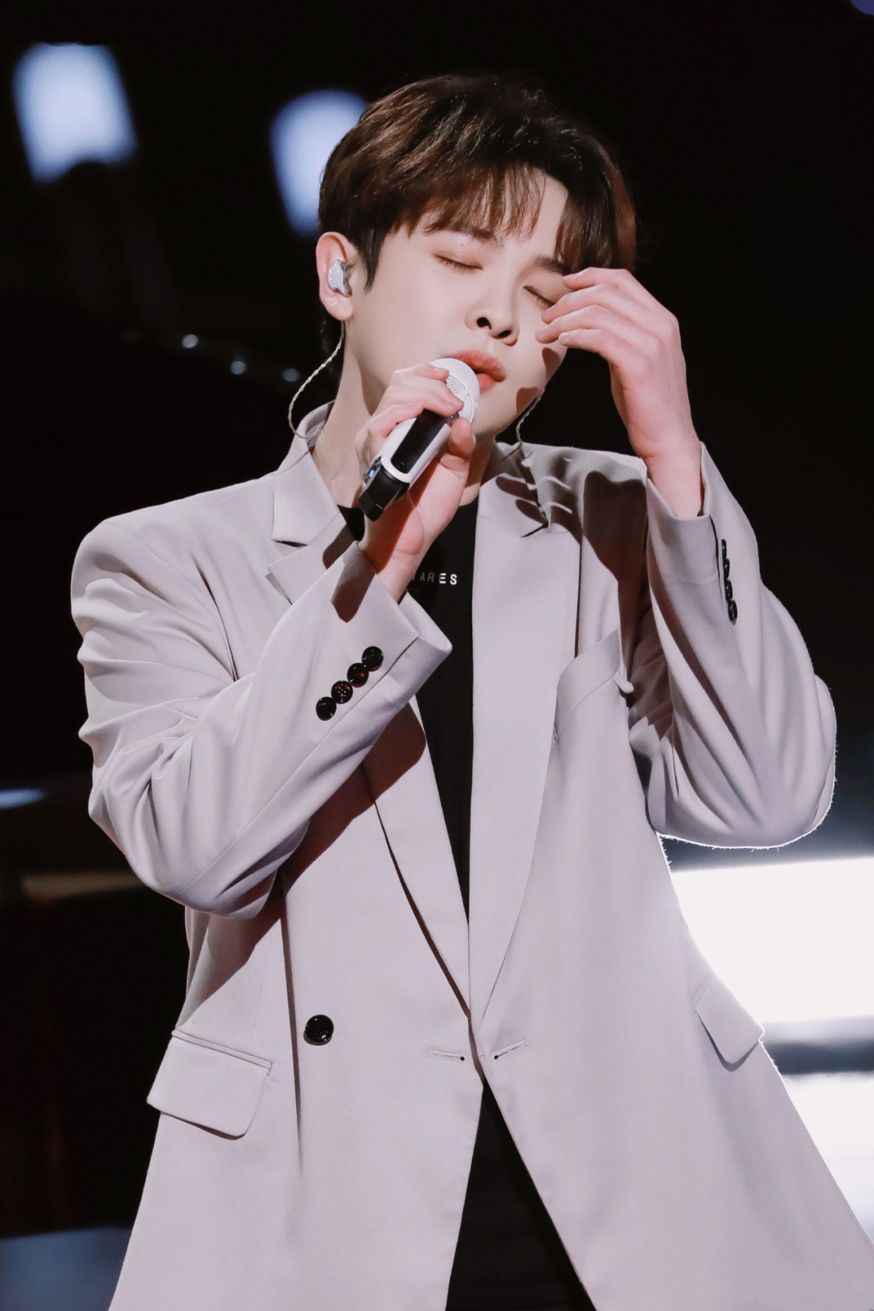 可帅可奶尤长靖，休闲搭配尽显独特气质，阳光少年不乏青春时尚