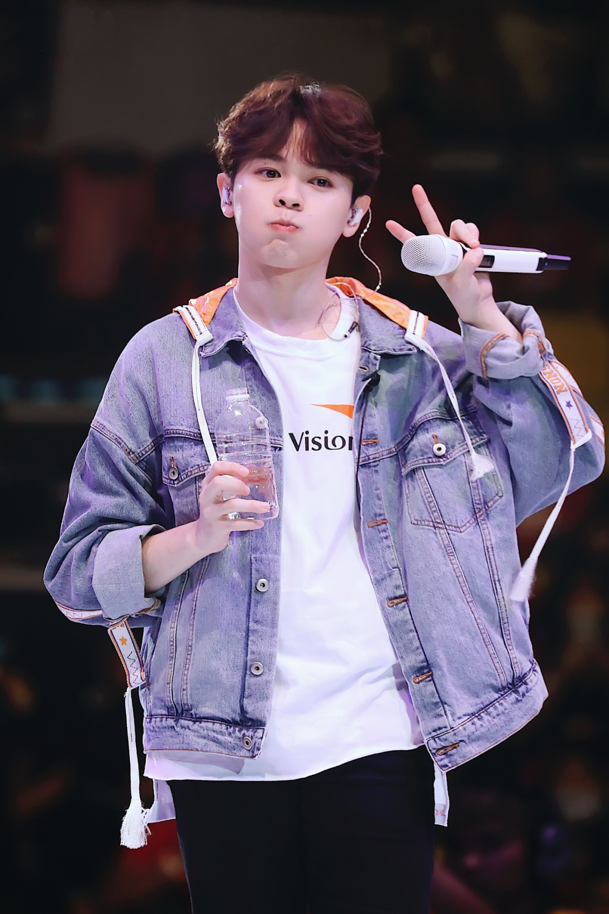 可帅可奶尤长靖，休闲搭配尽显独特气质，阳光少年不乏青春时尚