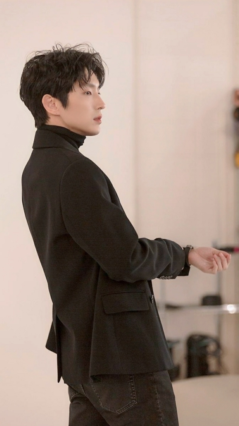 怪只怪太有魅力了！李准基休闲西装搭配，怎一个“帅”字了得！