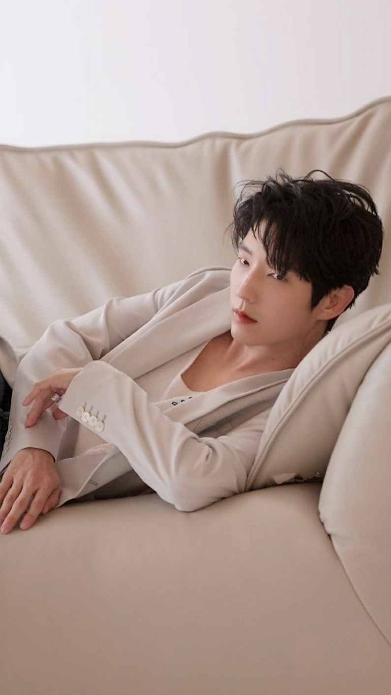 怪只怪太有魅力了！李准基休闲西装搭配，怎一个“帅”字了得！