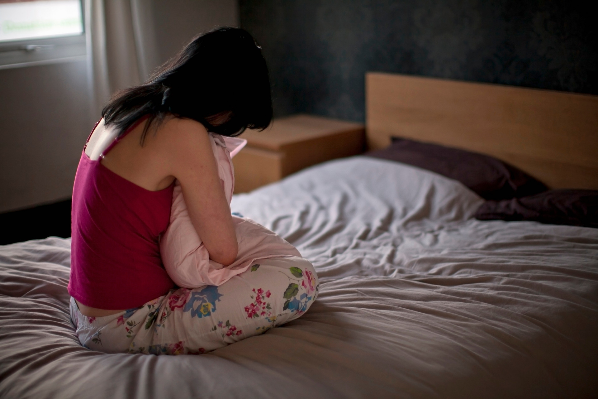 摄图网_501442382_banner_心烦意乱的女人把枕头抱在床上(企业商用).jpg