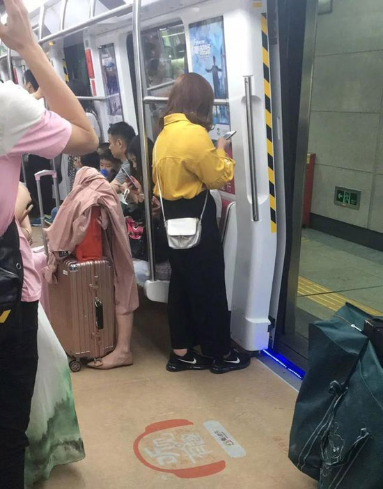 看了半天也没有看出来是怎么回事,人呢就看见个脚