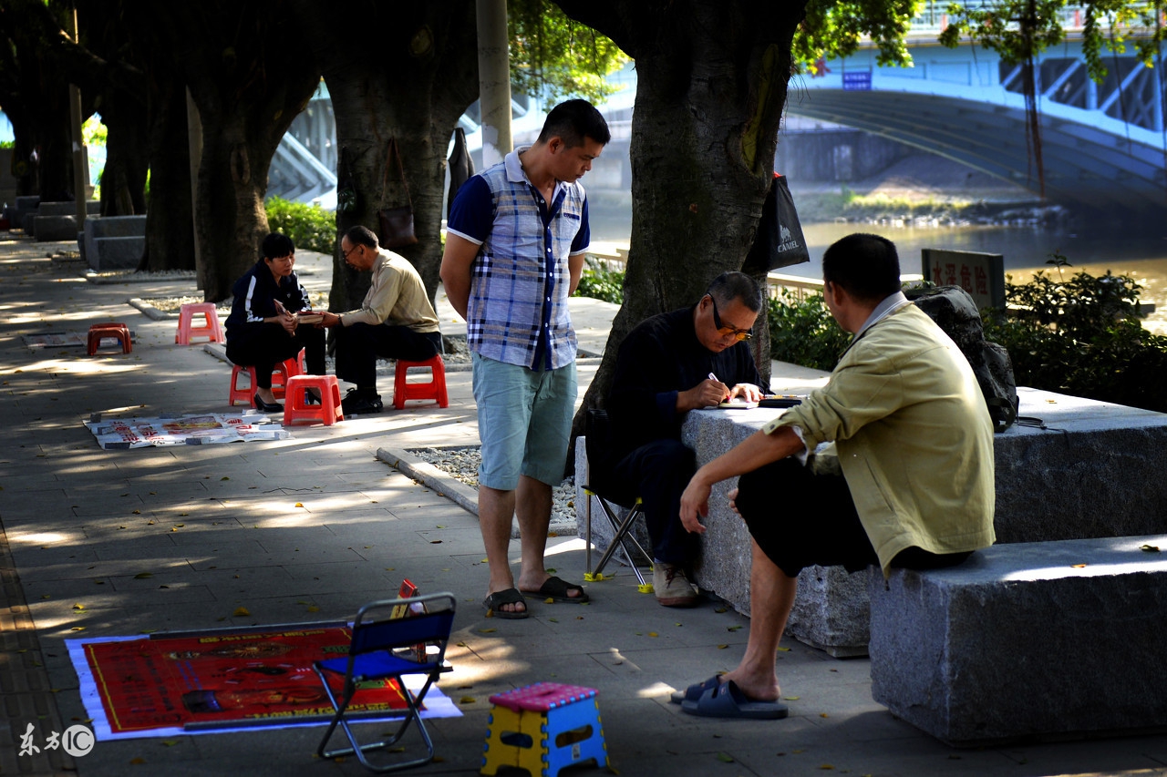 父亲常晕倒，两个儿子有钱却让他等死，算命先生：两个儿子很孝顺