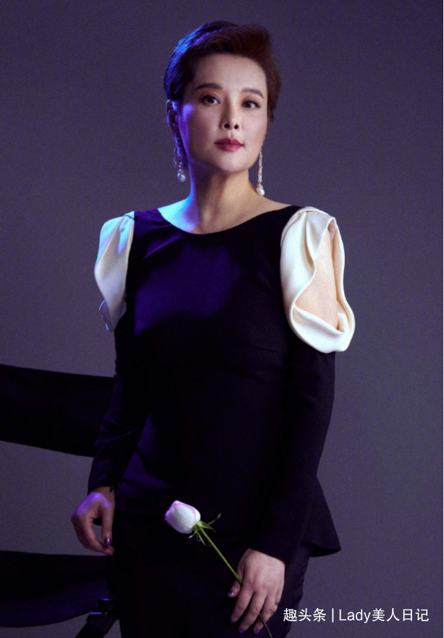 47岁袁立难逃中年发福，穿黑色无袖裙显脸肿，膝盖皮肤暴露老态