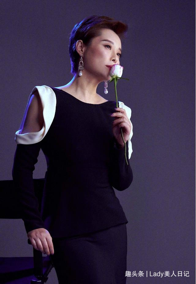 47岁袁立难逃中年发福，穿黑色无袖裙显脸肿，膝盖皮肤暴露老态