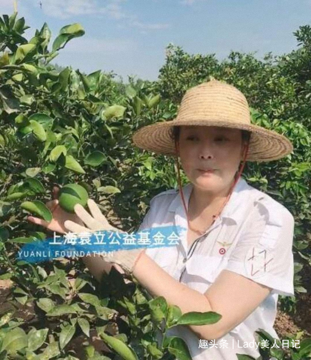 47岁袁立难逃中年发福，穿黑色无袖裙显脸肿，膝盖皮肤暴露老态