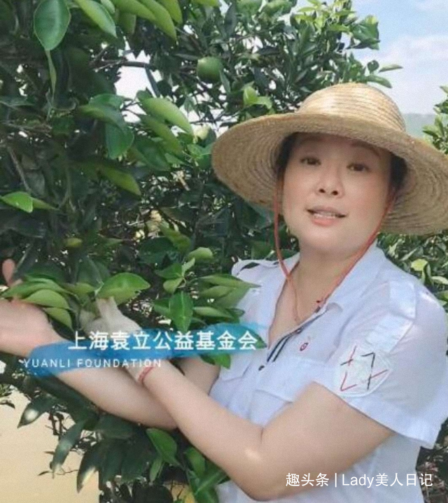 47岁袁立难逃中年发福，穿黑色无袖裙显脸肿，膝盖皮肤暴露老态