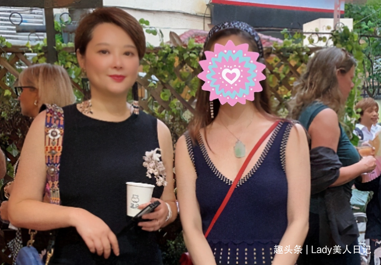 47岁袁立难逃中年发福，穿黑色无袖裙显脸肿，膝盖皮肤暴露老态