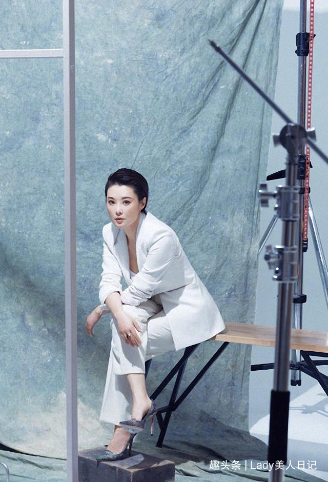 47岁袁立难逃中年发福，穿黑色无袖裙显脸肿，膝盖皮肤暴露老态