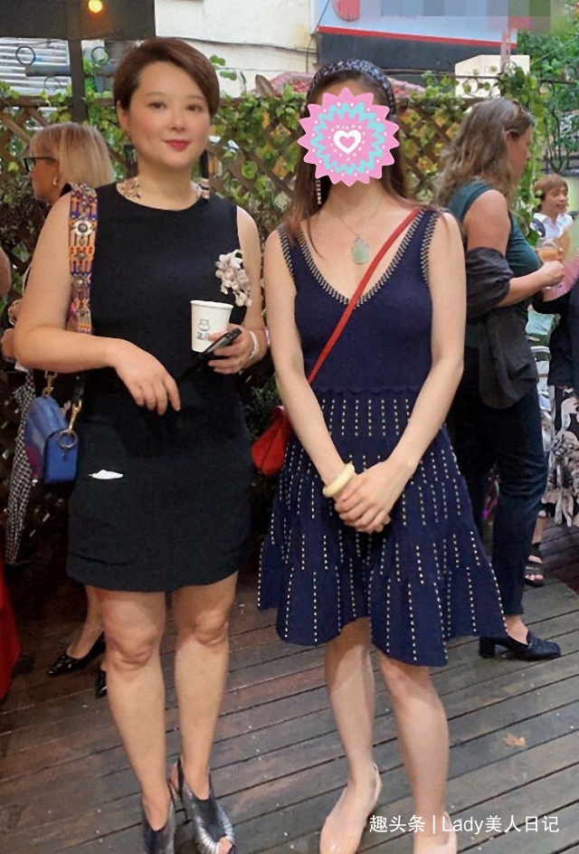 47岁袁立难逃中年发福，穿黑色无袖裙显脸肿，膝盖皮肤暴露老态