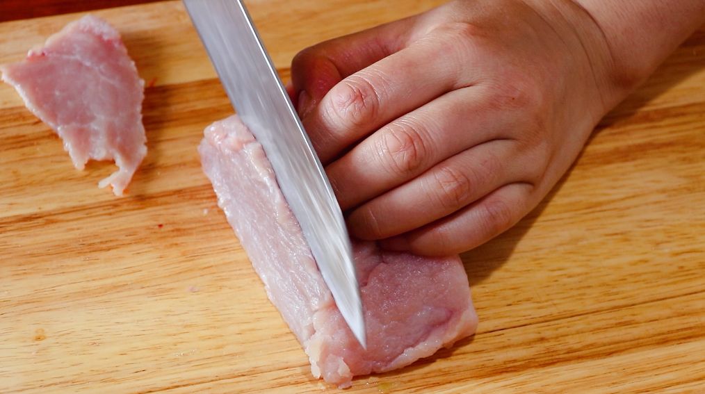 只要是瘦肉都行,逆着纹路,将猪肉切成大薄片,再改刀切成丝儿