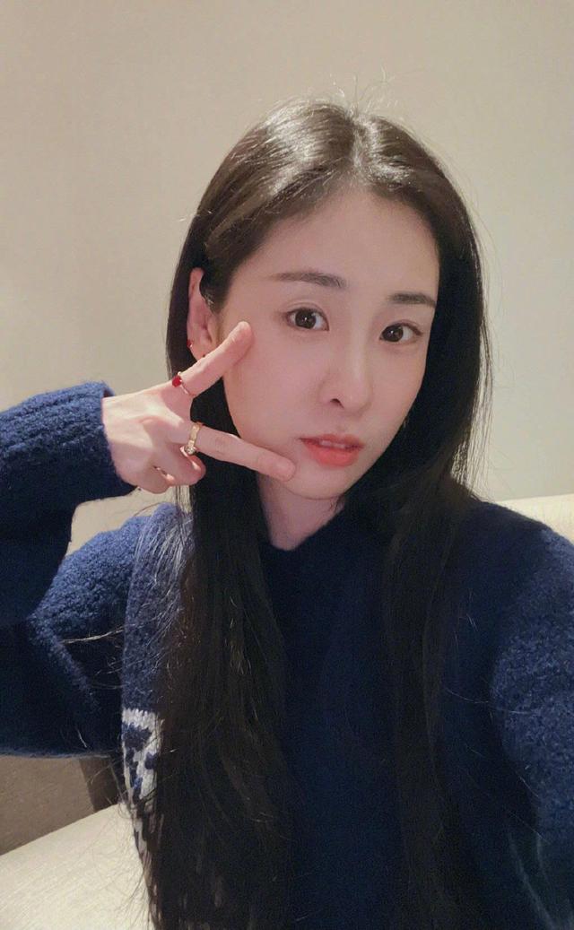 华晨宇张碧晨给孩子落户合照曝光，女儿取名为华迎辰，网友直呼甜