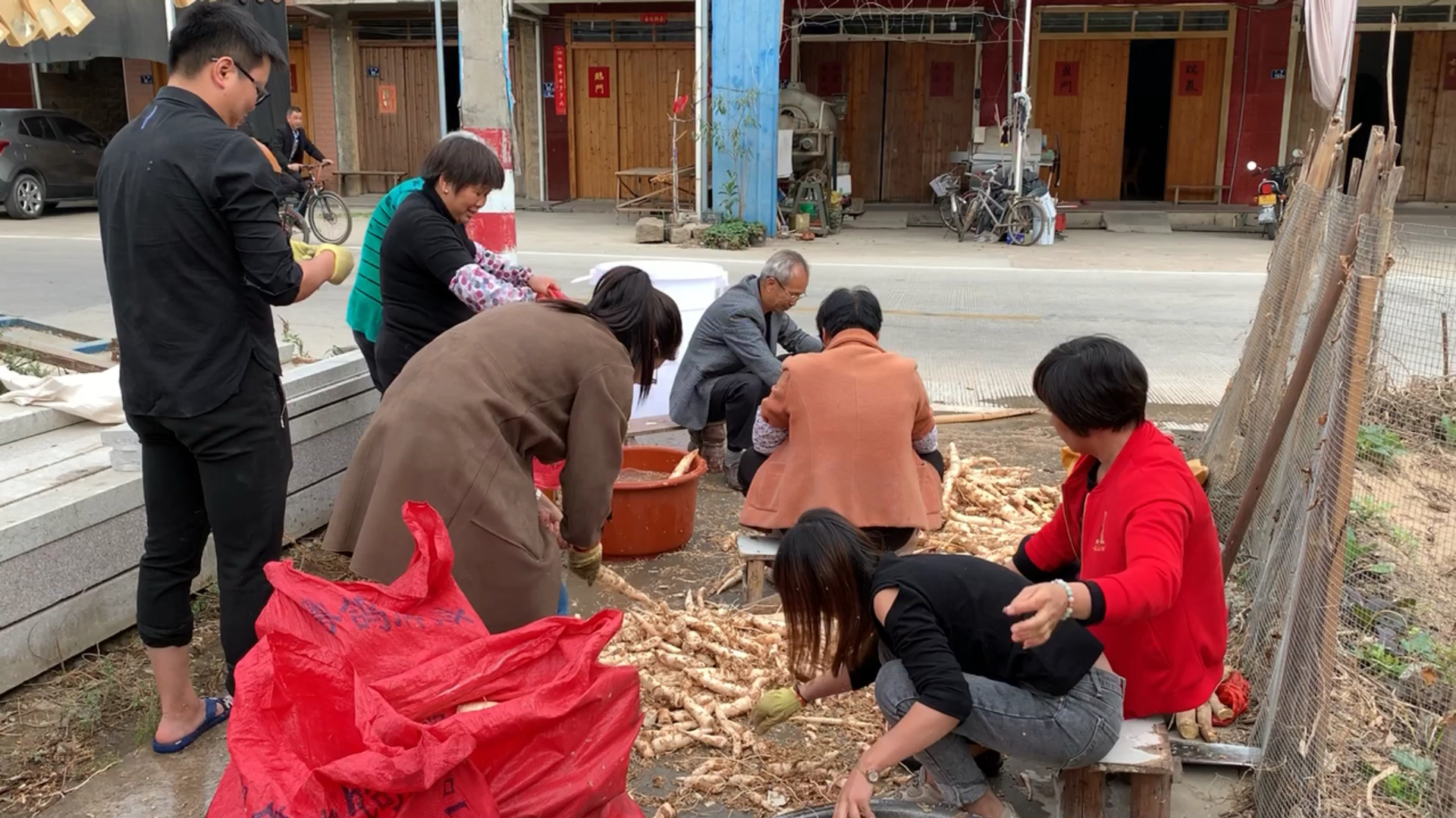 母女吵架，女儿次日失踪，算命先生：“你家正北方向，快去救她”