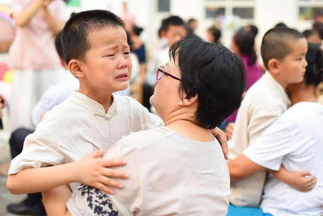 爸爸给儿子取名“东风”，护士失误少写一笔，妈妈：就这个名字了