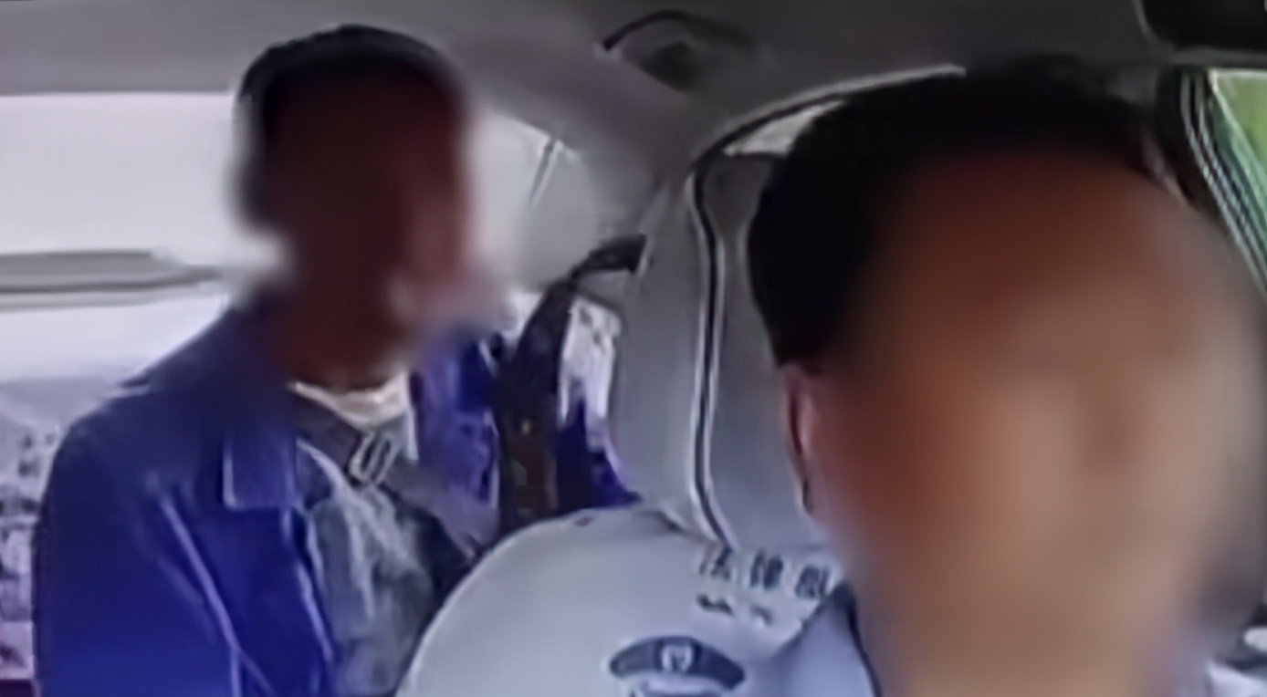 陕西出租车司机遭乘客皮带勒脖子，险些酿成车祸，网友：这是熟人在开玩笑