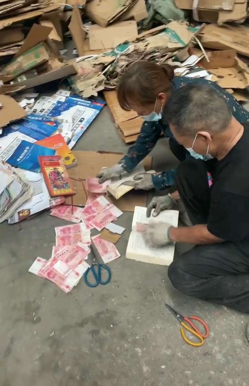 书中发现20张百元钞票，广东一废纸厂老板将钱分给工人，网友：哪位男士的私房钱？
