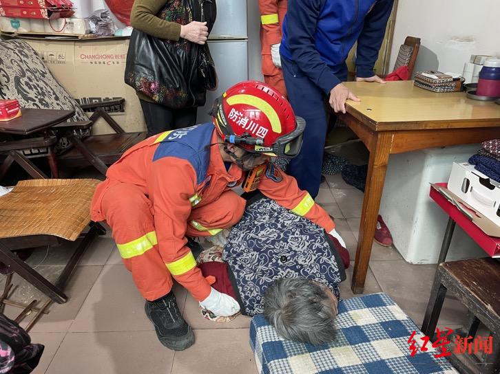 四川绵阳一名94岁独居老人被困家中，消防紧急破门救援