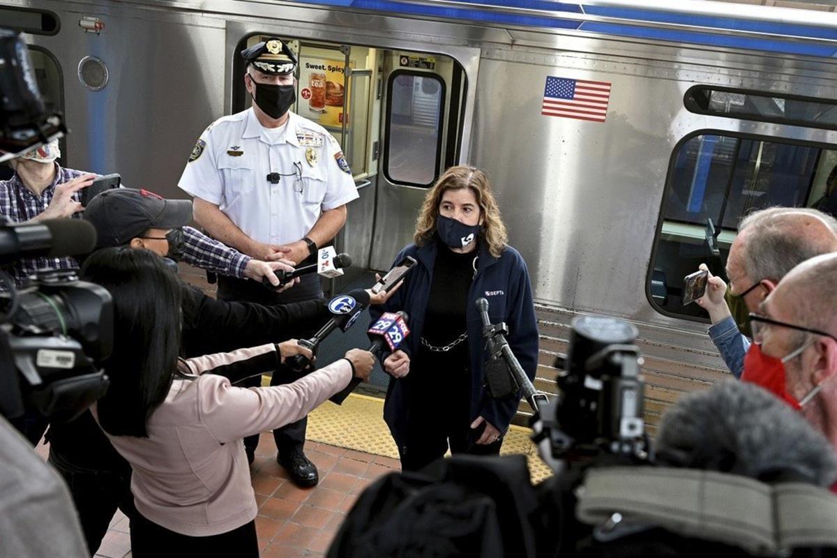 美国女子在火车上被人性侵，10余名乘客拿起手机拍摄，无一人报警
