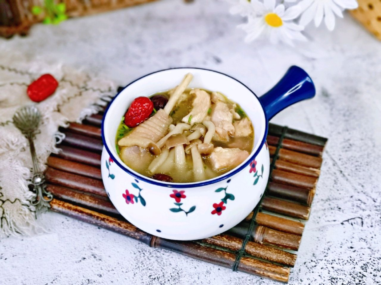 蟹味菇炖鸡汤好吃吗(家常蟹味菇鸡汤，鲜香好喝很滋养，一碗下肚浑身都暖了)