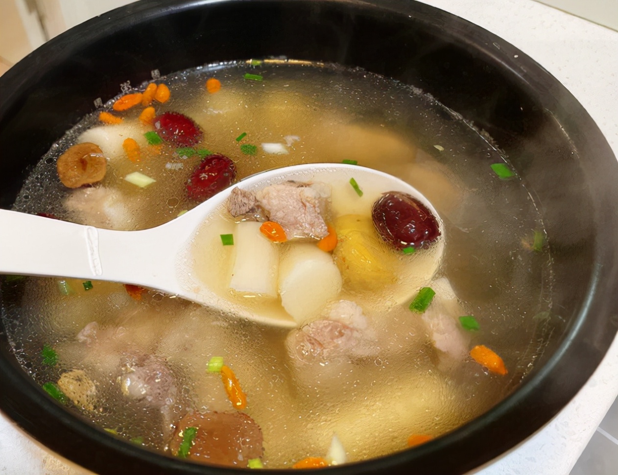 排骨冬季滋补汤(冬天必吃的美食之一，美味滋补排骨汤，浓浓一碗全都是营养)